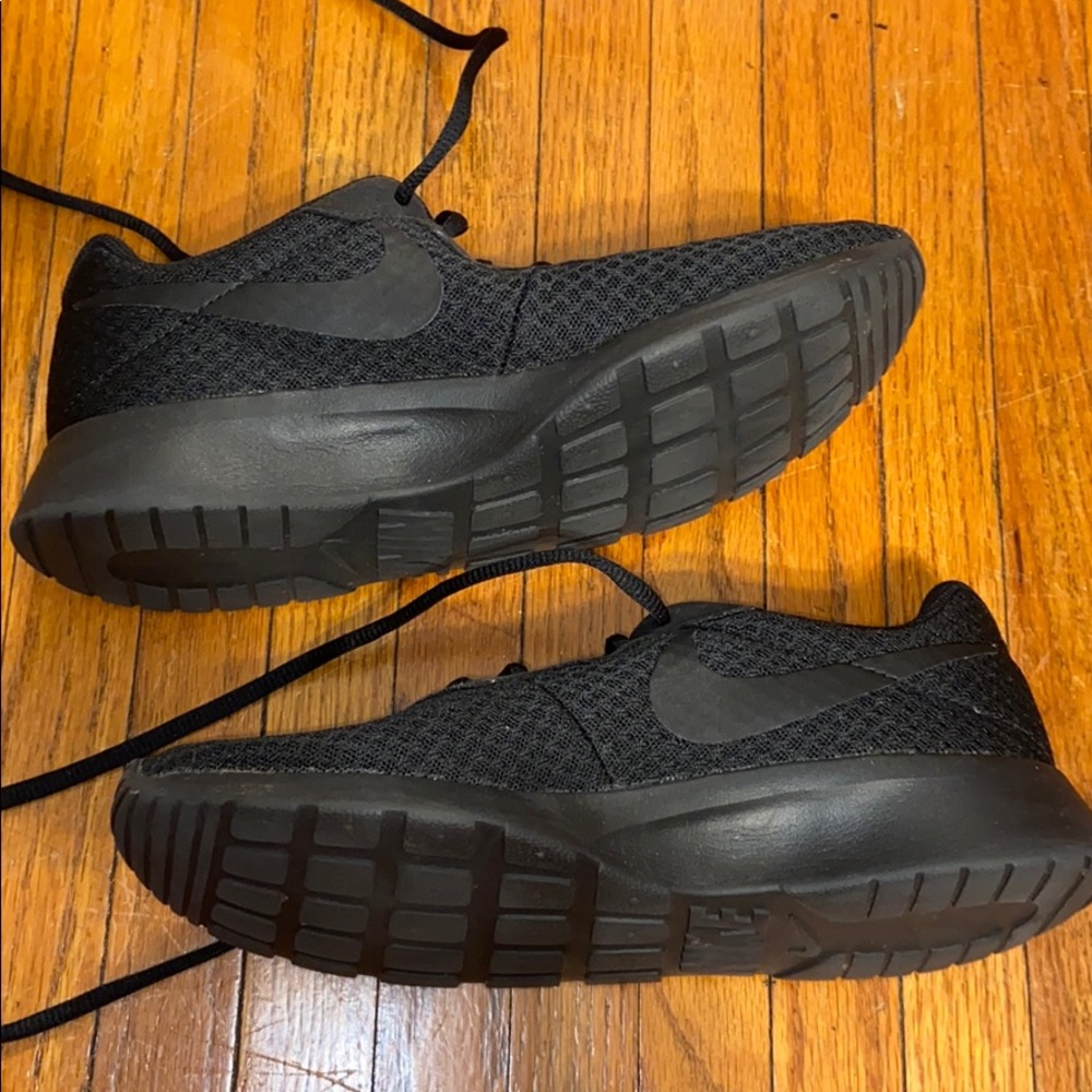 All black nike tanjun